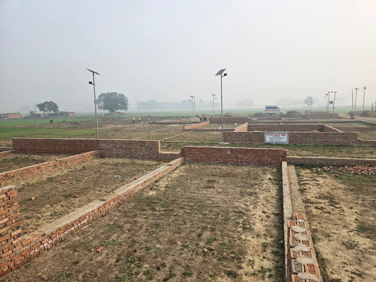 श्री निर्मल विहार कॉलोनी के वास्तविक plot boundaries और solar light poles